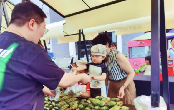 学着大人的模样幼嫩的声音里充满了卖家小摊主们自傲和期待 学着大人的模样幼嫩的声音里充满了卖家小摊主们自傲和期待