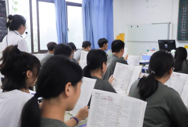 体现在讲堂教育的精准化上更体现在优质教育资源的广泛共享中 体现在讲堂教育的精准化上更体现在优质教育资源的广泛共享中