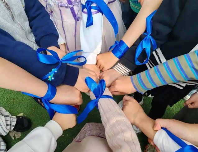 蓝丝带一片紫藤花一次温暖相遇交融教育不止于课堂