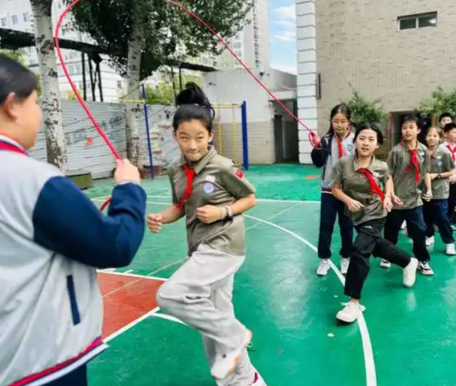 在动态中习得的团队精神与沟通才能是任何静态课堂都难以彻底赋予的